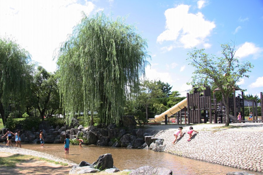 きれいに整備された水辺は、夏になると子供にとって絶好の遊び場。