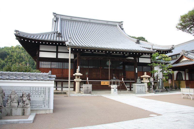カリョービンガを祀る本堂では、毎年5月に地元の芸子が所属する「松山検番」の人々によって舞が披露される。
