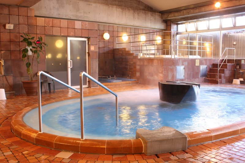 地下1000mからの源泉を使用した大浴場には浴槽が9種類あり、好きな湯船で楽しむことができる。