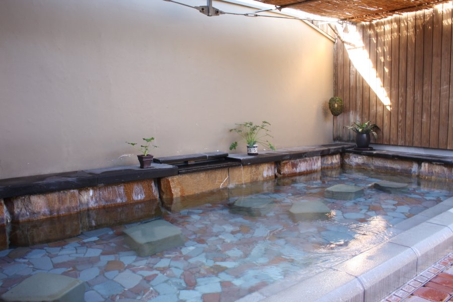 露天風呂付きの家族風呂も用意されており、家族や友人と小旅行気分で温泉を満喫できる。