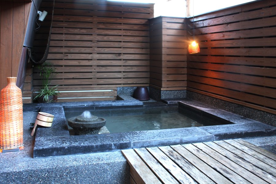 外壁にも浴場内と同じ流紋石が豊富に使用されており、暖かみのある建物になっている。
