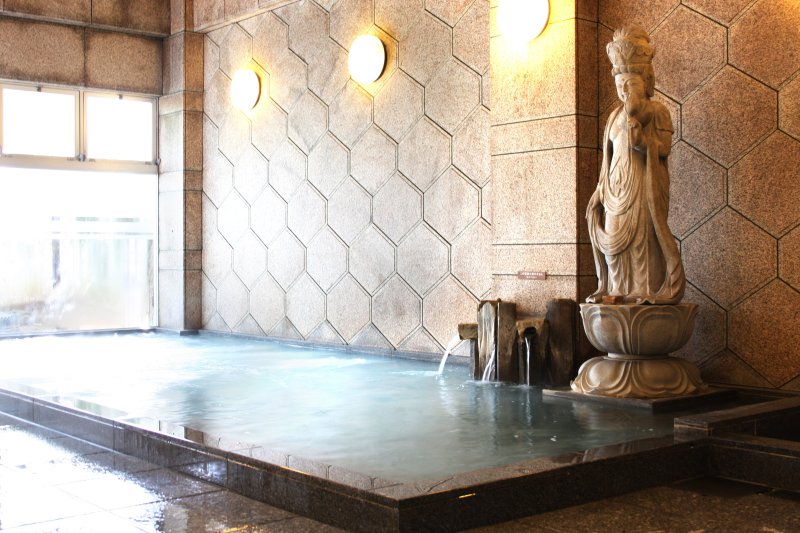 大理石で造られた観音様が特徴的な浴室。ぬるりとしたお湯が特徴的なアルカリ性単純温泉は、古くから里人たちの憩いの場となっている。