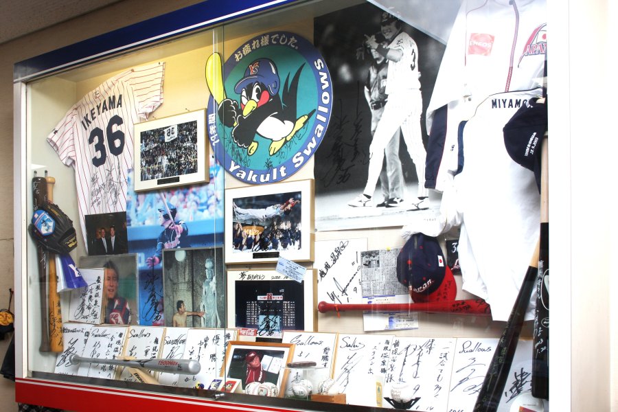 店内の一角には、権現温泉に何度も訪れている元ヤクルトスワローズの選手であった池山隆寛氏のユニフォームやバット、色紙などを展示している。