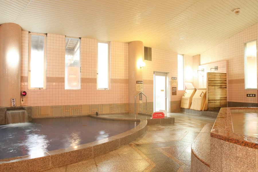 薬仁の湯や炭酸風呂など、様々な種類の浴槽が充実している大浴場。
