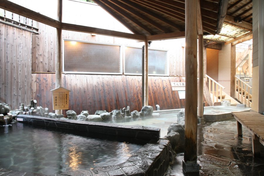 サウナや歩行湯、源泉風呂がある露天風呂は緑に囲まれて開放感抜群。
