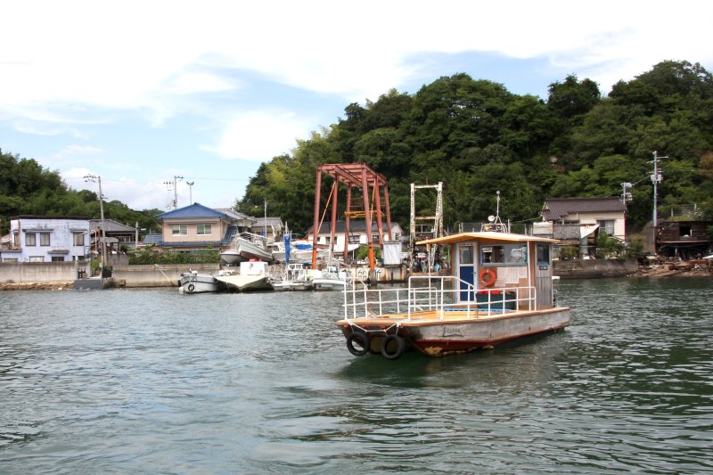 三津港の西性寺前と港山地区を結ぶ渡船は、1795年には俳人・小林一茶が港山で行われた句会に参加するために利用するなど古くから人々の足となっている。