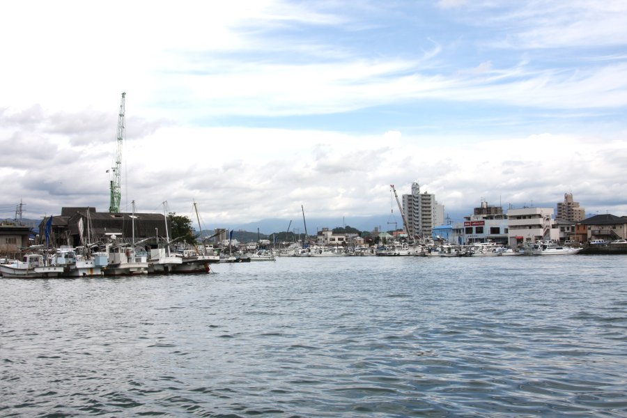 船上では、心地よい風を受けながら三津浜港内の景色が楽しめ、どことなく懐かしさを感じさせてくれる。