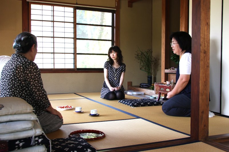 休日には県内外を問わず、多くの人々で賑わう一草庵。案内人の説明を聞いたり、ゆったりとくつろぐことができる。不定期でイベントなども開催されている。