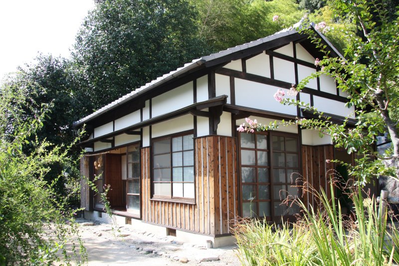 昭和27年に再建された一草庵は、種田山頭火が約300日を過ごした場所。放浪の果てに辿り着いたこの地で、新しい俳句を作り続けた。