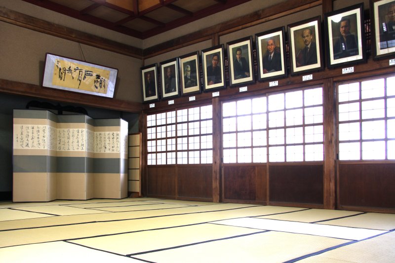 60畳の広間には、同校出身者の肖像画が飾られており、「文学の町・松山」を実感できる場所となっている。