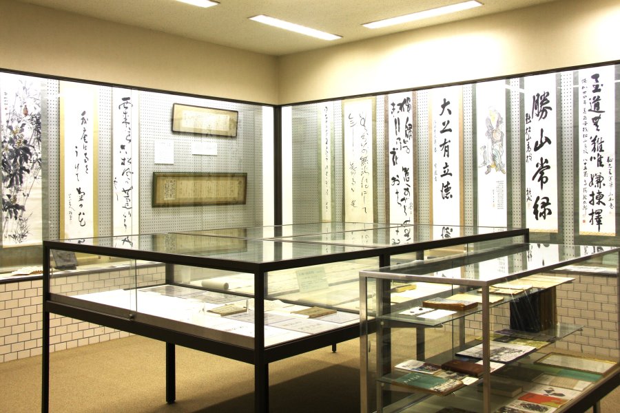 明教館で学んだ偉人たちの資料を展示している史料館には、秋山真之と正岡子規の成績表や夏目漱石が当時の校長に宛てた欠勤届などが残されている。