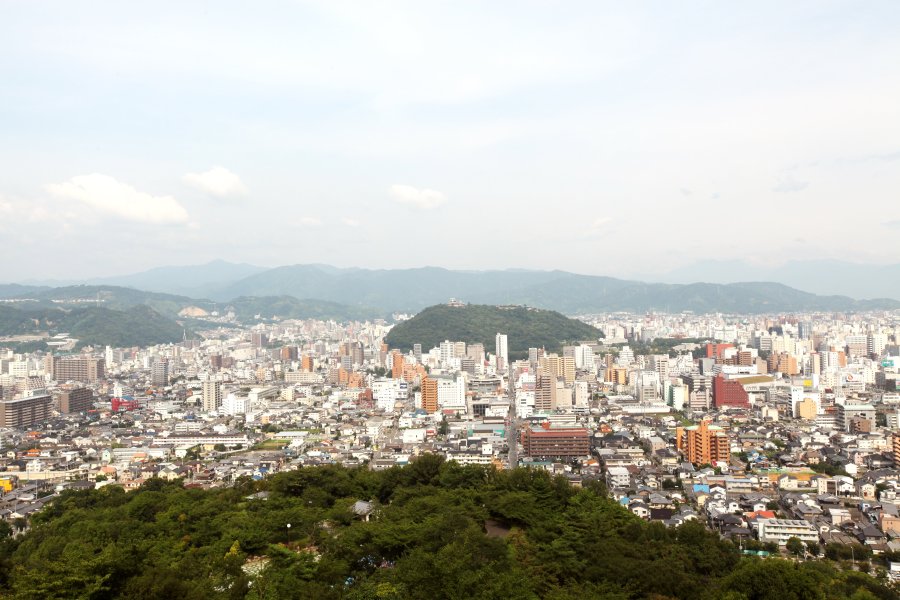 展望台からは市内を一望でき、松山城を望むこともできる。
