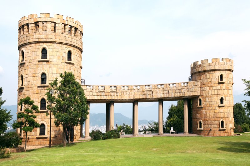 山頂の展望台はヨーロッパの城をイメージされて作られた友好の象徴。