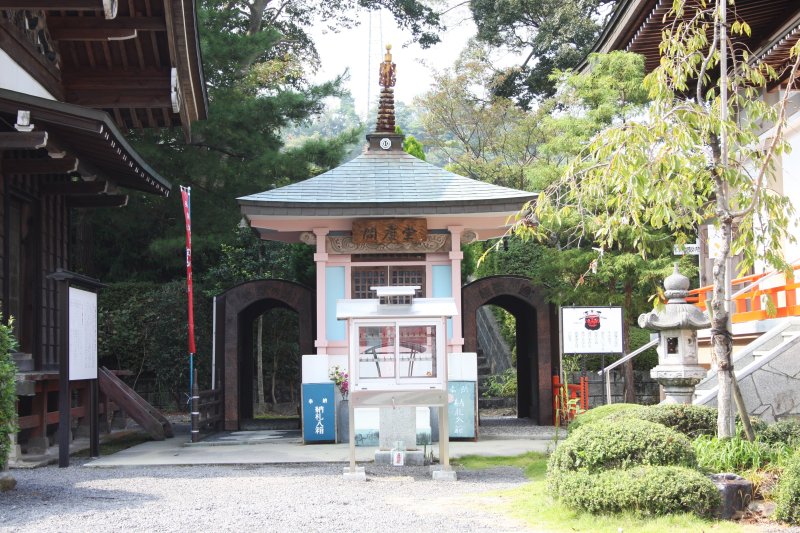 閻魔堂（えんまどう）に向かって左側が「地獄の途」、右側が「極楽の途」。壁にはそれぞれの浄土の絵画が描かれており、トンネルをくぐれば地獄と極楽巡りができる。