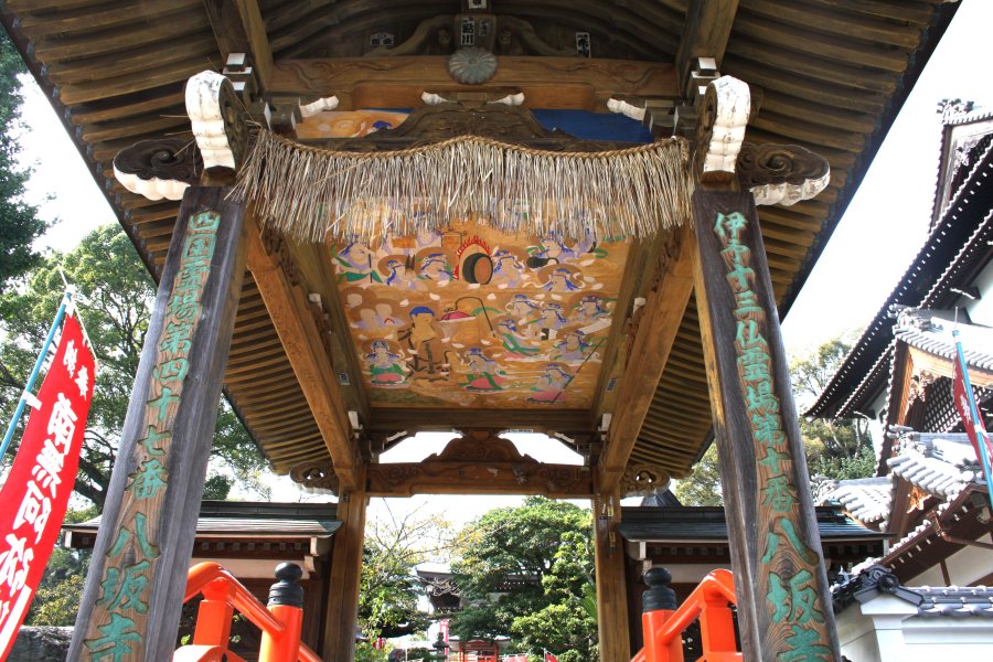 八坂寺の山門には天井画が描かれており、色彩豊かな天井画の美しさに度肝を抜かれる観光客や遍路の姿もしばしば見かけられる。