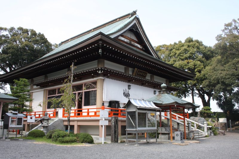 1300年の歴史を持つと言われる寺院の本堂には、鎌倉時代に建てられたと言われる木造の阿弥陀如来坐像が祀られており、50年に一度開帳される。次の開帳は平成46年。