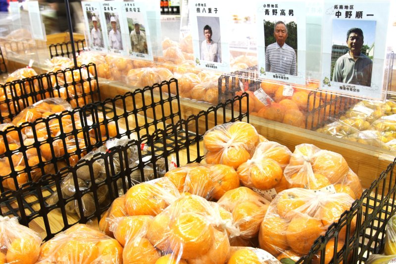 店内には生産者の顔写真が掲示され、安心・安全に自信を持って販売している。
