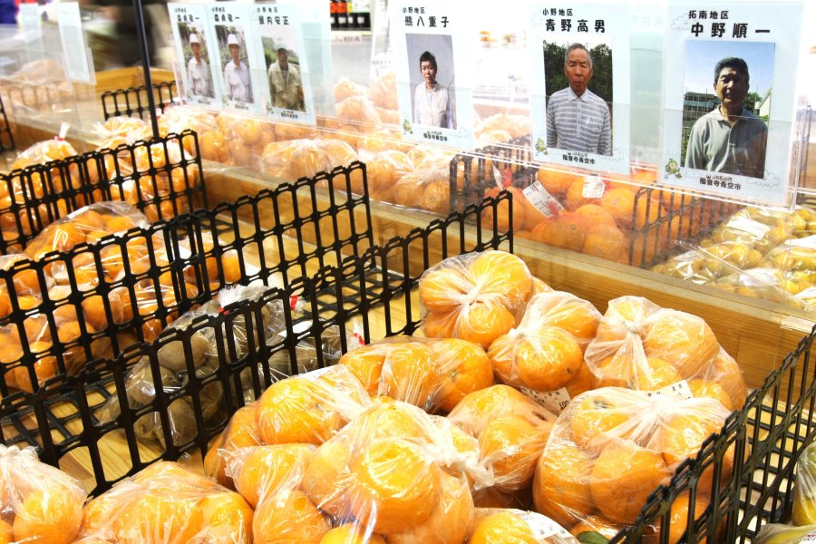 店内には生産者の顔写真が掲示され、安心・安全に自信を持って販売している。