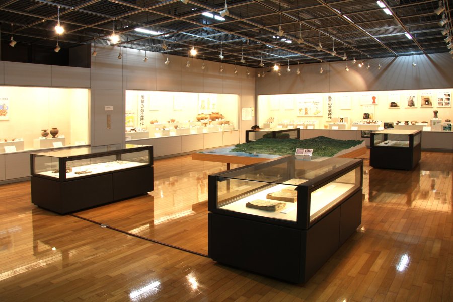 発掘された土器類から始まり、中世の時代にこの地を拠点に活躍した河野氏に関する史料など、多数展示してある歴史資料展示室。