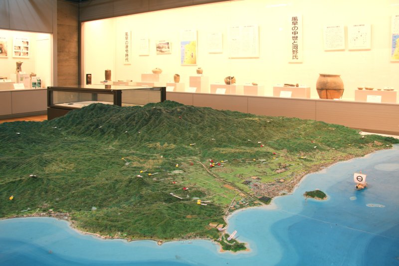 歴史資料展示室では、北条地区の地形を再現した俯瞰模型や発掘された縄文時代からの出土物も数多く展示されている。