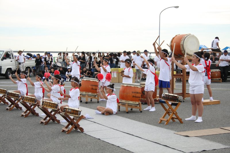 花火大会前に行われる地元学生による水軍太鼓。勇壮な太鼓の鼓動が会場に響きわたる。