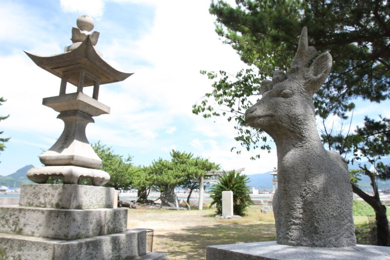 境内の入口の鳥居脇では珍しい鹿の狛犬が出迎えてくれる。