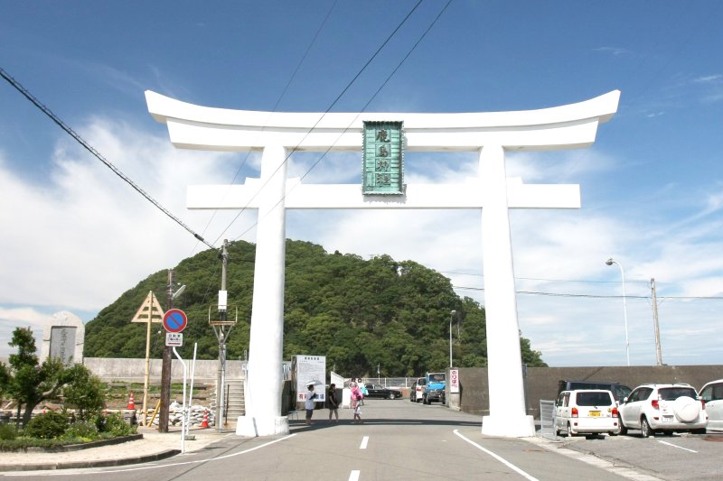 鹿島渡船場入口には、海を隔てた鹿島を背に白亜の大鳥居がそびえ立っている。