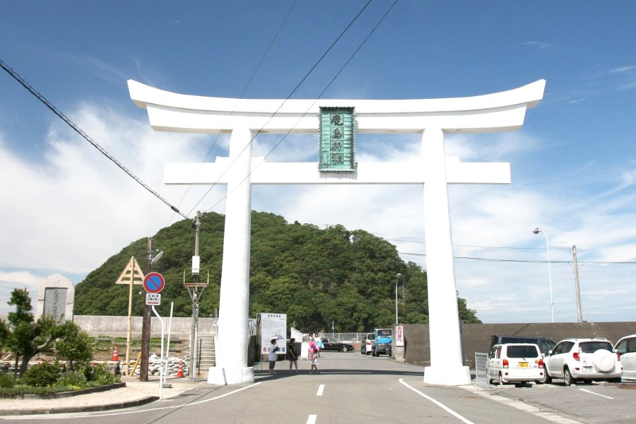 鹿島渡船場入口には、海を隔てた鹿島を背に白亜の大鳥居がそびえ立っている。
