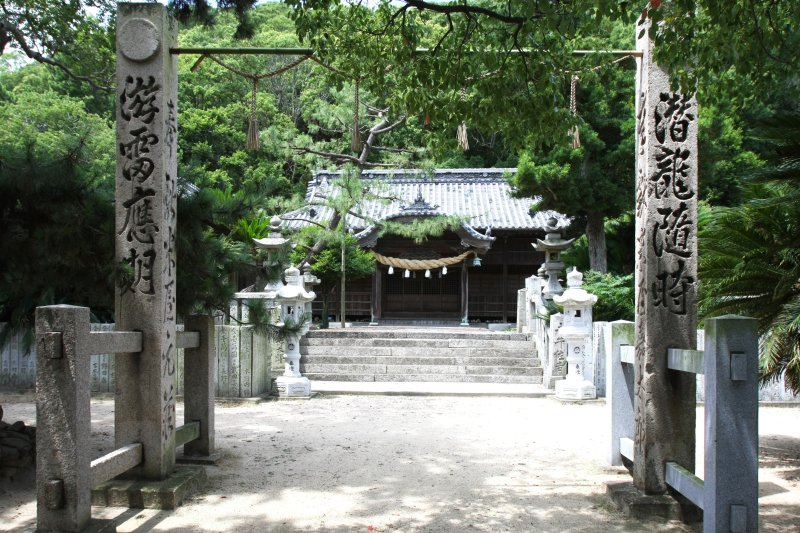 緑豊かな鹿島の山に抱かれた境内は、ひっそりと静まりかえっている。