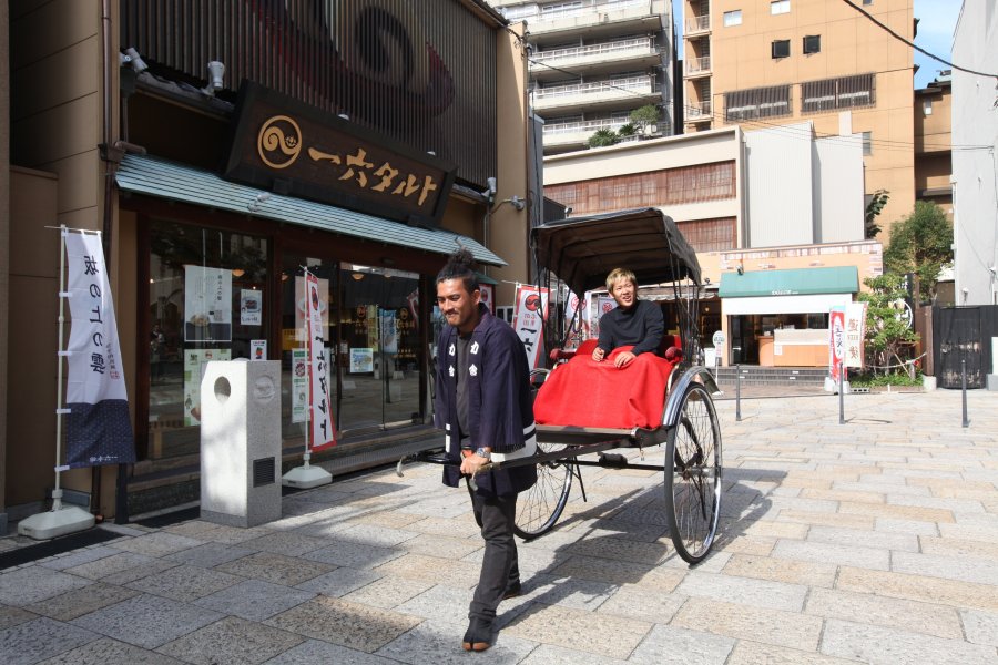 ただ歩くだけでは分からない道後に伝わる歴史や文化を、人力車をゆっくり進ませながら、スタッフが詳しく解説してくれる。