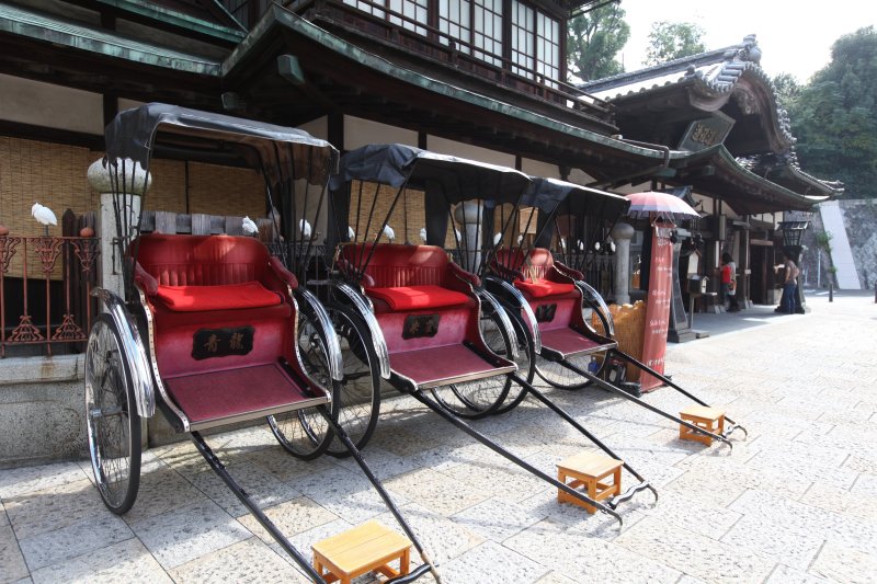 出発地点となる道後温泉本館前に停められた人力車と、歴史ある本館の建物が何とも言われぬ良い雰囲気を醸し出す。
