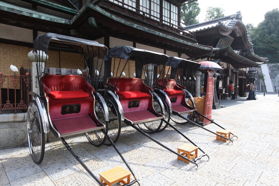 出発地点となる道後温泉本館前に停められた人力車と、歴史ある本館の建物が何とも言われぬ良い雰囲気を醸し出す。