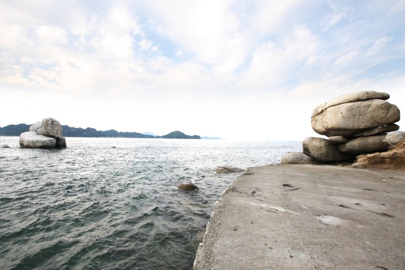 海上側が三ツ石、岸辺側が亀石と呼ばれる巨石群。春分、秋分の日前後に三ツ石の空洞を夕日が差し込み、冬至の日前後には亀石の空洞を通過、更に夏至の三ツ石の先に夕日が沈むことが確認されている。