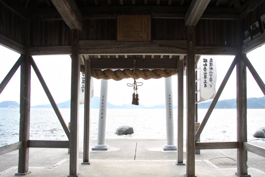 地元住民から「りゅうごんさん」と呼ばれる白石龍神社は、古来より五穀豊穣、漁業の神様として崇敬を集めるこの地の守り神。  