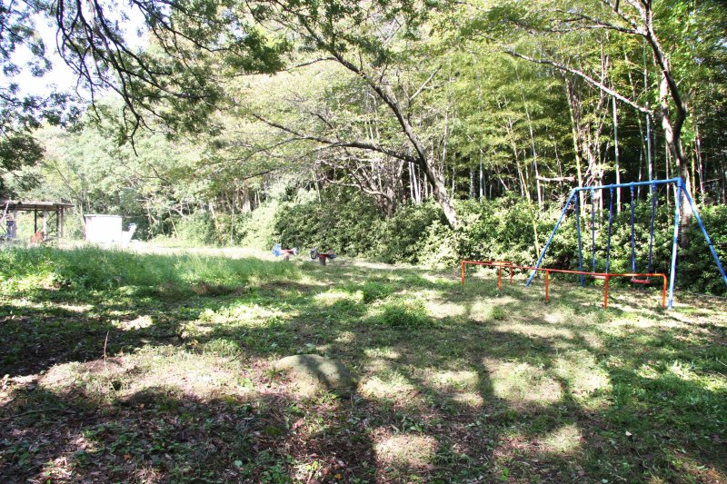 うっそうと生い茂った竹林の山頂にある観月山公園。