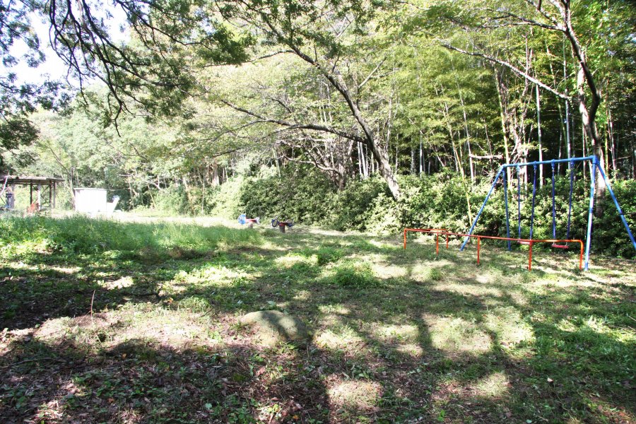 うっそうと生い茂った竹林の山頂にある観月山公園。