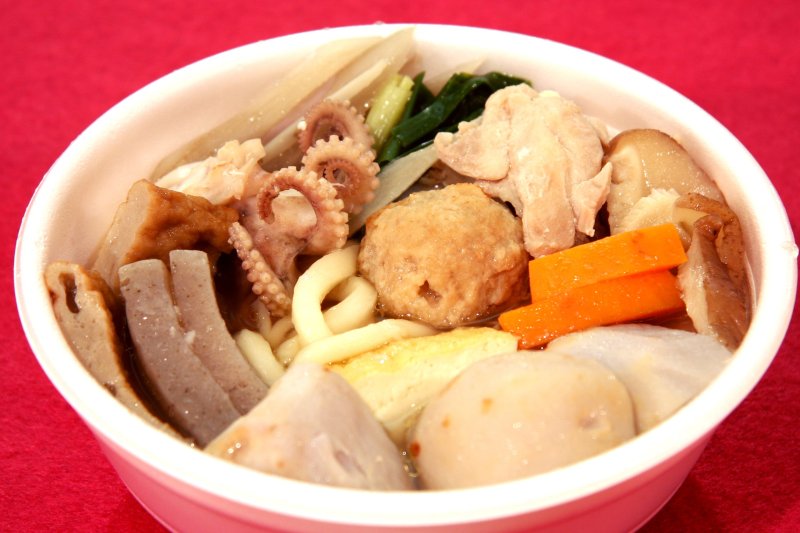 食材は里いもを中心に、タコや鶏肉などの12種類の食材がふんだんに使用されており、ダシはイリコや昆布などからとったあっさり味となっている。
