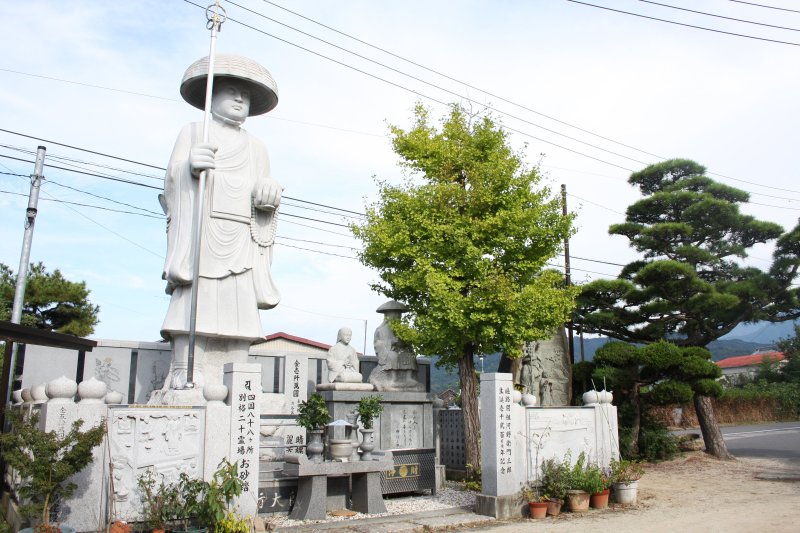 境内には、弘法大師と衛門三郎夫婦の石像が建てられており、巡業する遍路や訪れる人々を見守っている。