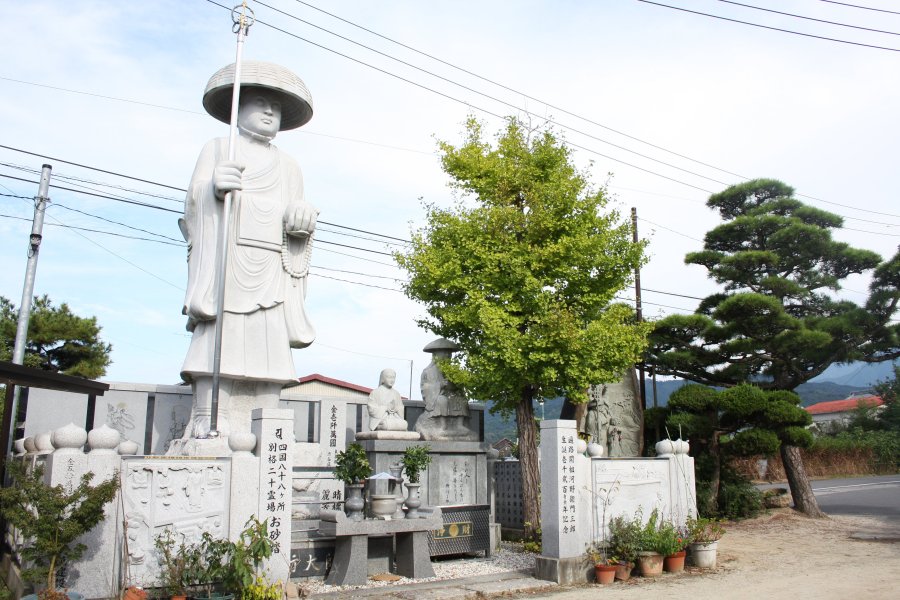 境内には、弘法大師と衛門三郎夫婦の石像が建てられており、巡業する遍路や訪れる人々を見守っている。
