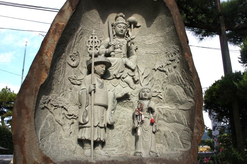 弘法大師が托鉢の旅を始めたきっかけを石像で表している。文殊菩薩の化身であった1人の童子が、大師に霊告したことによって托鉢の旅が始まったと言われている。