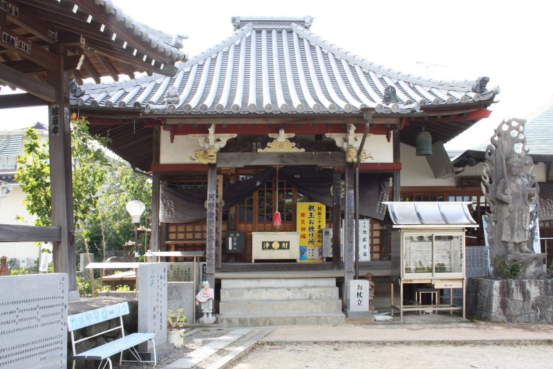 本堂は、弘法大師が衛門三郎の子供を供養するとともに悪い因縁を切るための修法を行った場所であり、大師自身が刻んだ大師の姿と延命子育地蔵尊を祀っている。