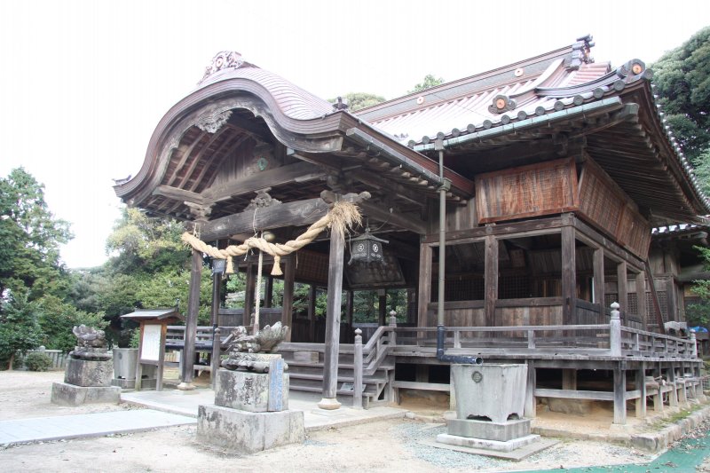 神社の柱などは潮風にさらされ独特の色合いとなっており、その風合いは大変美しく、ここでしか見られない光景となっている。