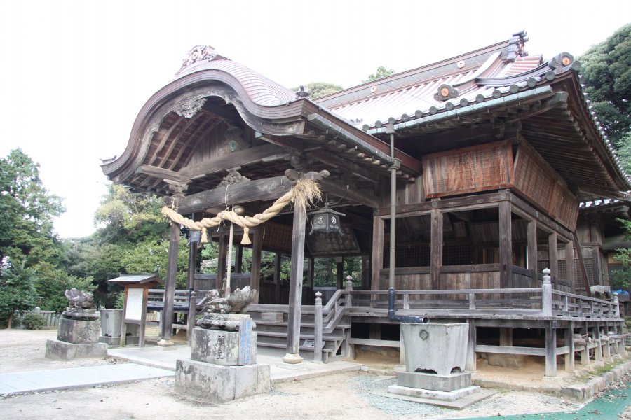 神社の柱などは潮風にさらされ独特の色合いとなっており、その風合いは大変美しく、ここでしか見られない光景となっている。