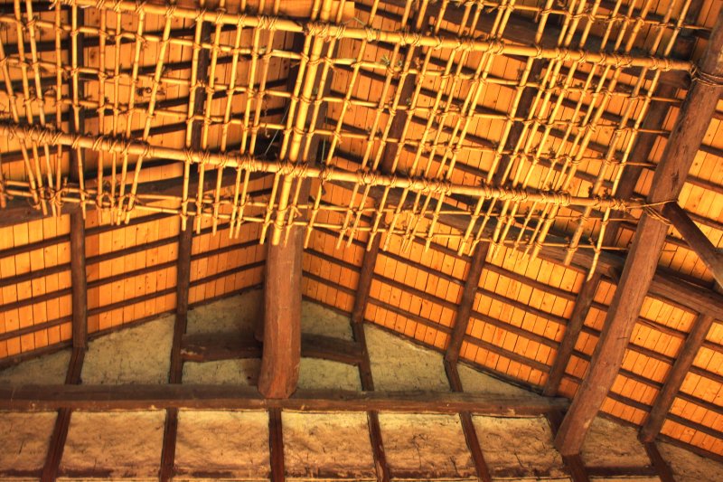 舞台上部には、照明の上げ下げに使われていたという竹を網状に編んで吊り元としていた装置が設けられるなど本格的な造りとなっている。
