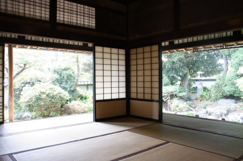 身分の高い人を迎えるための表座敷の部屋は、庭の風景が一番綺麗に見える場所に配置され、手の込んだ造りの欄間や床柱からは家の格式がうかがえる。