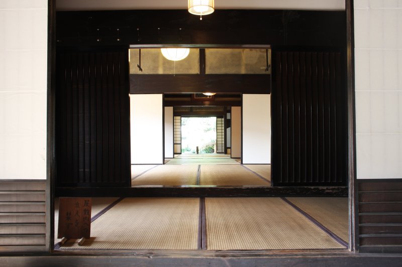 主屋の南側は、藩主などを迎えるために客向きの造りをしている。土間から眺めると、渡辺家が大庄屋であったことを象徴するような風景が広がる。