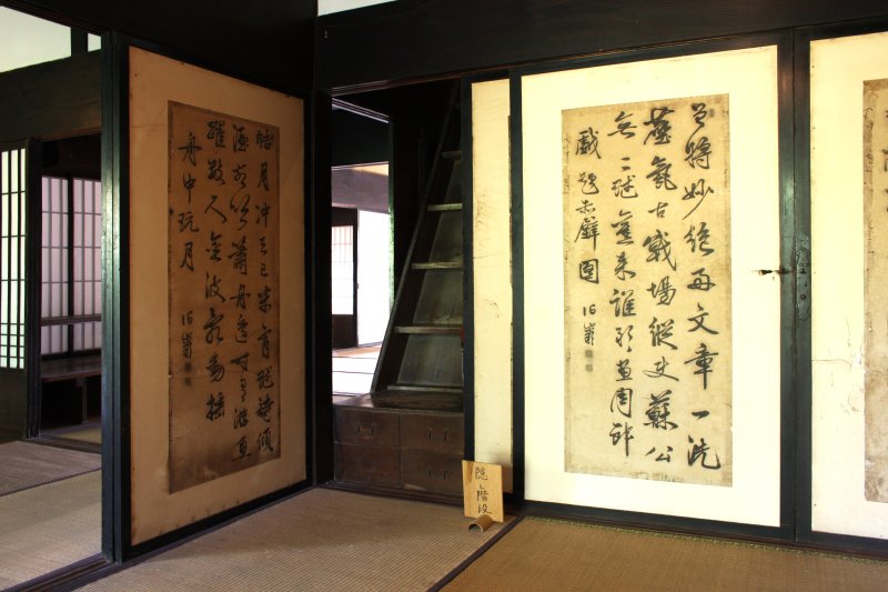火縄銃が格納されていた屋根裏部屋に通じる隠し階段は襖の裏にある。その他にも、どんでん返しなどの仕掛けを見学できる。