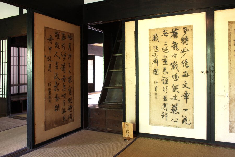 火縄銃が格納されていた屋根裏部屋に通じる隠し階段は襖の裏にある。その他にも、どんでん返しなどの仕掛けを見学できる。