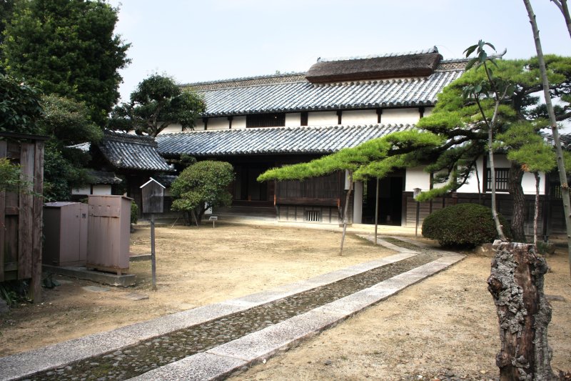 主屋の内部は完全な武家屋敷の造りだが、渡辺家は農家であることを表すため、屋根には茅葺の越屋根が配置されている。