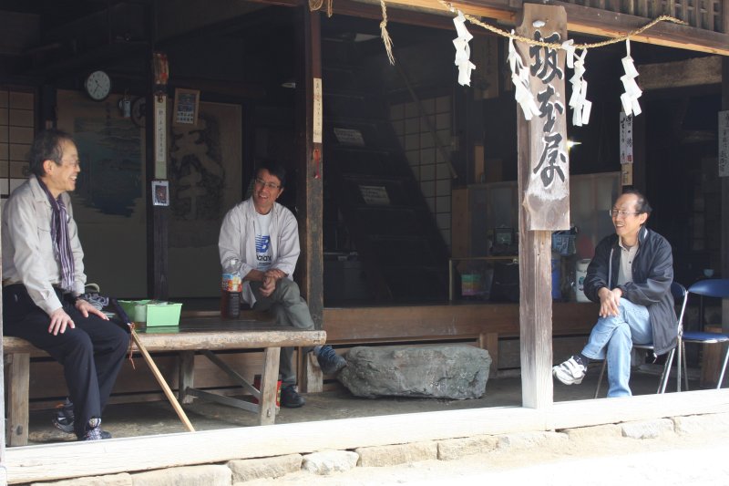 四国遍路道で最大の難所と言われる三坂峠を下り、最初に現れる人家である坂本屋は、旅人と地元住民の交流の場となっており、互いの地元話に花が開く場所。